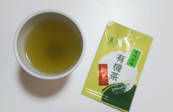 微かな苦味と緑茶独特な旨みが広がる